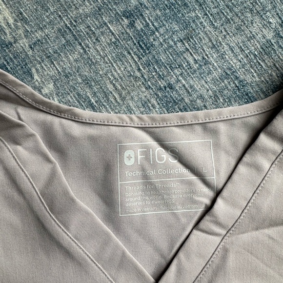 FIGS Women’s Large scrubs- Slate- Zamora jogger/ Catarina one-pocket top - Picture 3 of 3